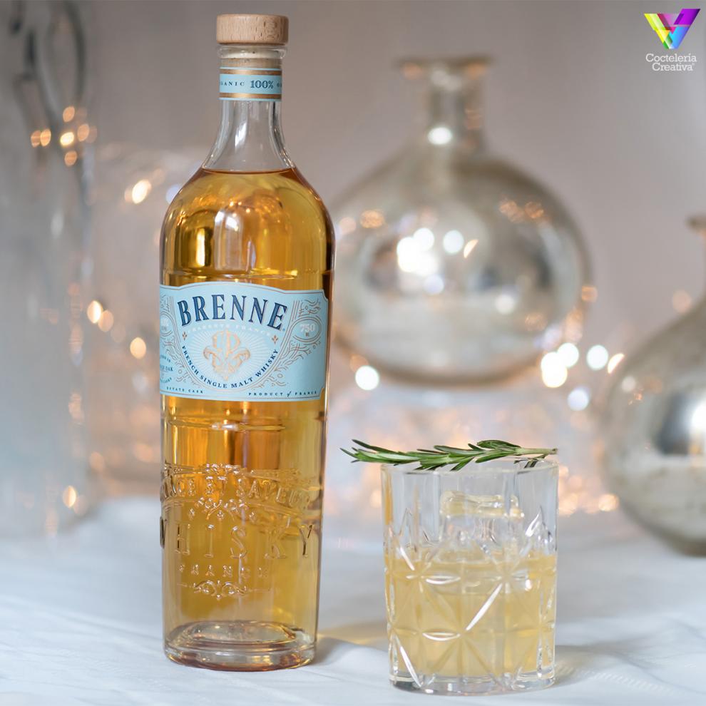 cóctel Brenne Belle Reve con botella Brenne Whisky imagen cóctel Brenne Belle Reve con botella