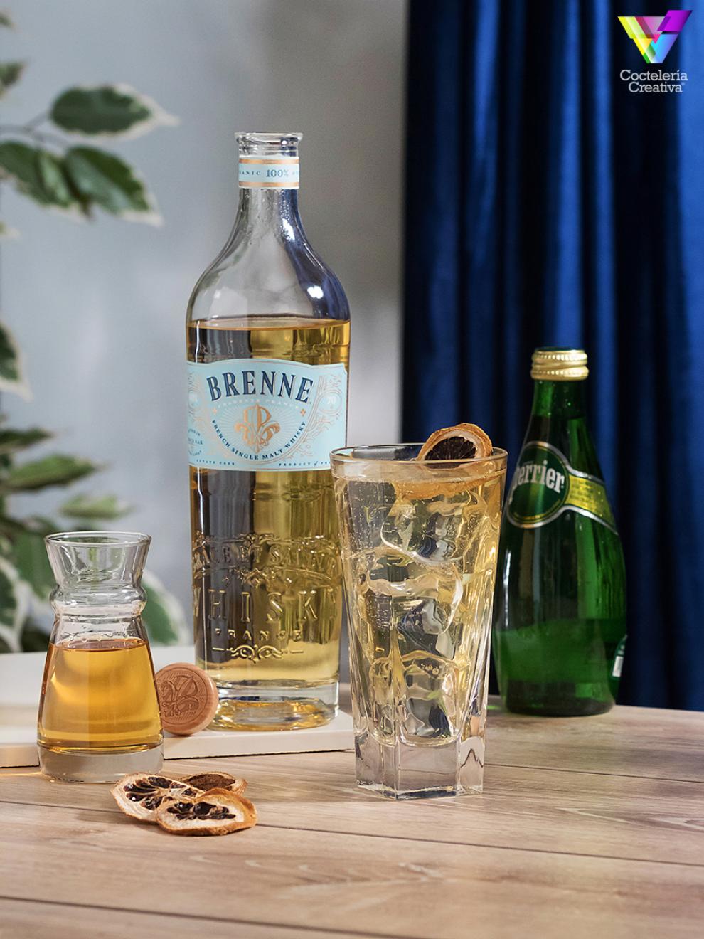 Cóctel Brenne Orange Highball con Brenne Whisky imagen cóctel Brenne Orange Highball con botella de Brenne Whisky
