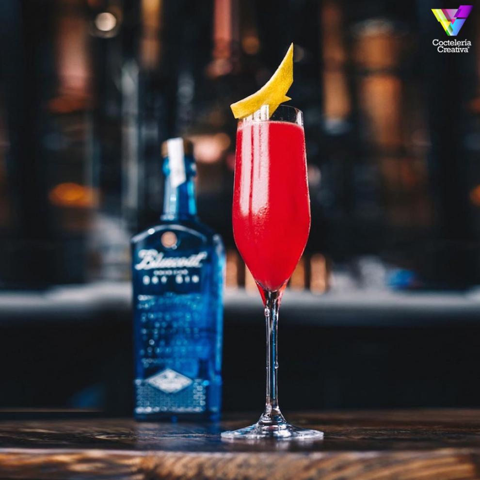 Cóctel Cape my Carnival con botella Bluecoat Gin imagen cóctel Cape my Carnival con botella Bluecoat Gin
