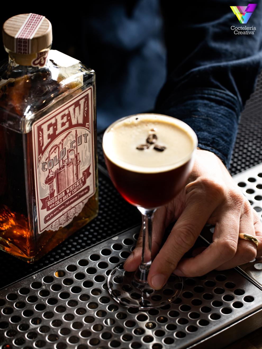 Cóctel FEW Espresso Bourbon Martini imagen cóctel FEW Espresso Bourbon Martini