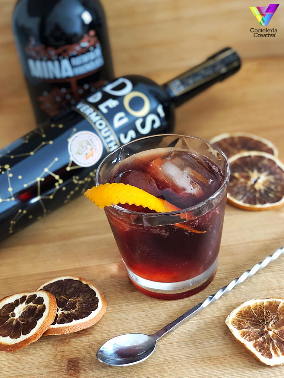 Cocktail Priorat Negroni imagen cóctel con botellas Priorat Negroni