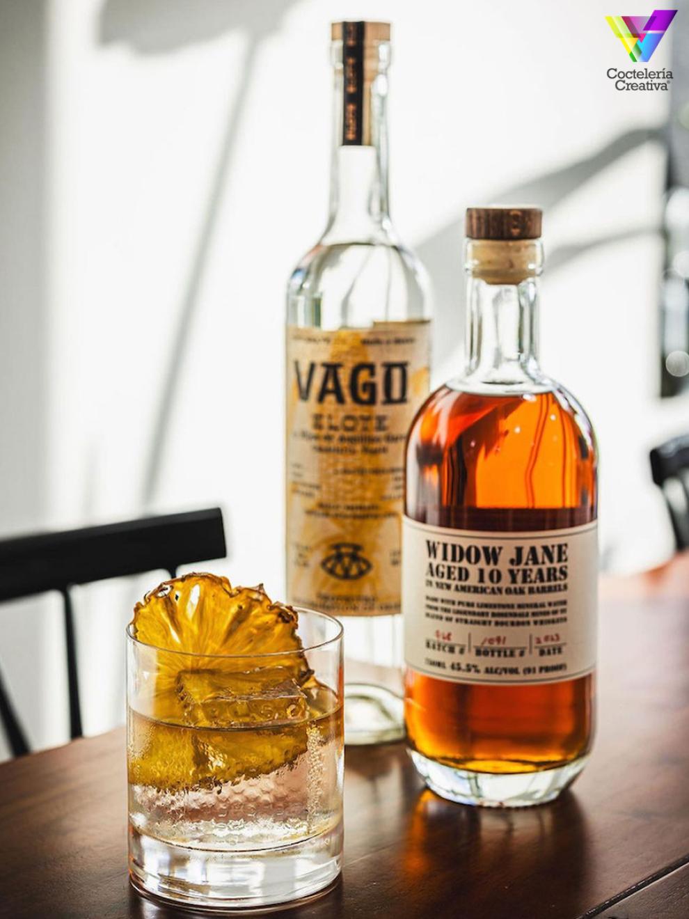 Xiclali con Mezcal Vago y Widow Jane Whiskey imagen cóctel Xiclali con botellas de Mezcal Vago y Widow Jane Whiskey
