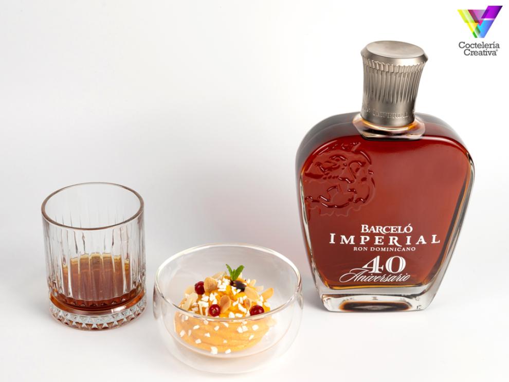 Barceló Imperial celebra su 40 Aniversario con una experiencia gastronómica en Sevilla imagen de copa con maridaje y Ron Barceló Imperial