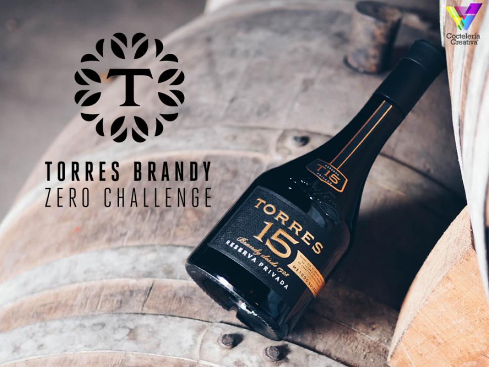 imaben botella Torres 15 y cartel del Torres Brandy Zero Challenge 2025 Torres Brandy Zero Challenge anuncia los 11 finalistas locales