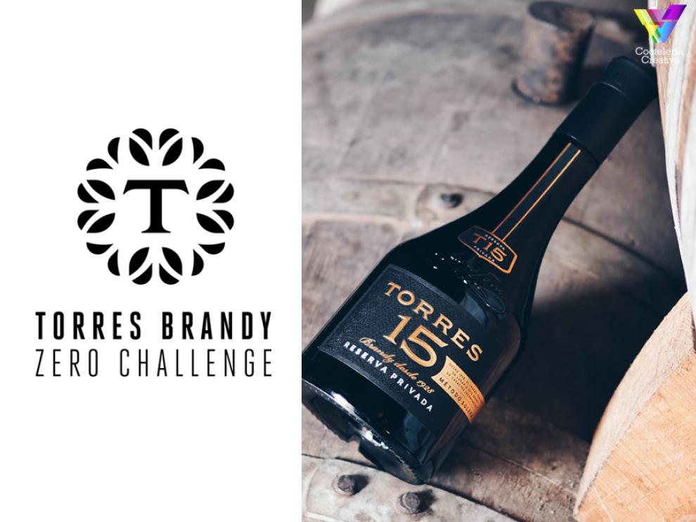 imagen botella y cartel del Torres Brandy Zero Challenge