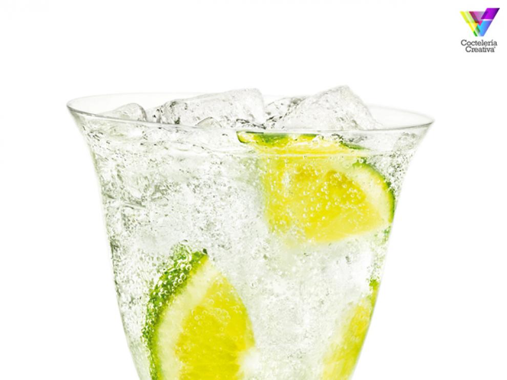 Cóctel Cointreau Fizz con lima Imagen del cóctel cointreau fizz con lima